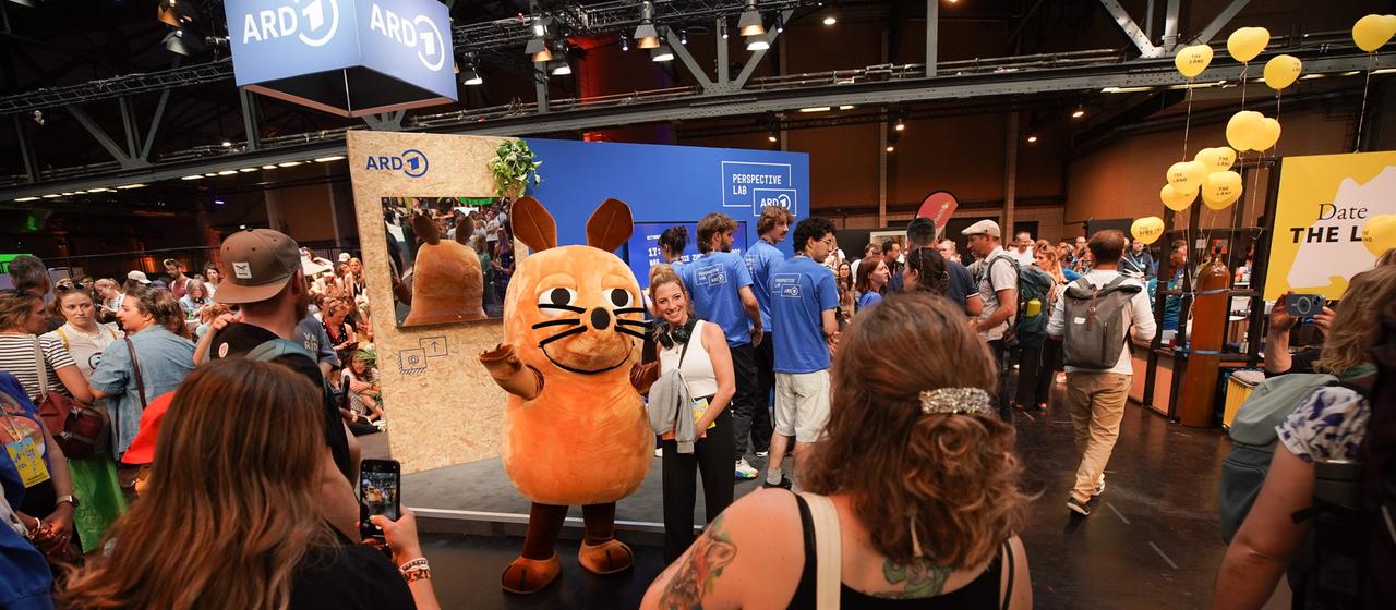 Die Maus am ARD-Stand auf der re:publica