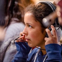 Schüler/-innen: Junge Frau mit Kopfhörer