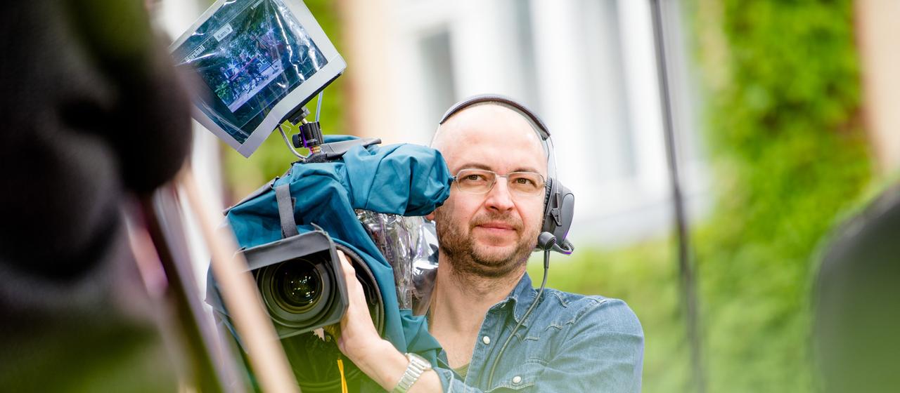 Kameramann mit Filmkamera