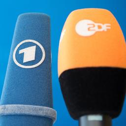 zwei Mikrofone von ARD und ZDF